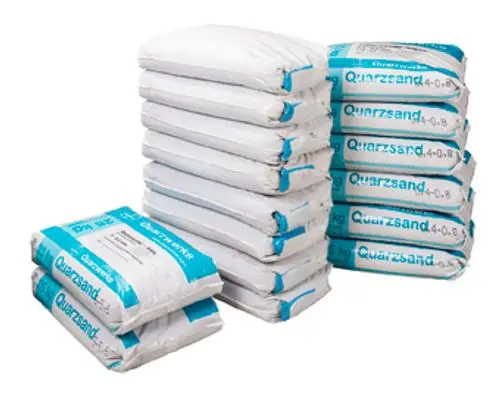 Mehrere Säcke mit Quarzsand in weißer Verpackung, verschiedene Stapelpositionen. Die Produktbezeichnung und das Logo von Grünbeck sind auf den Säcken deutlich sichtbar.